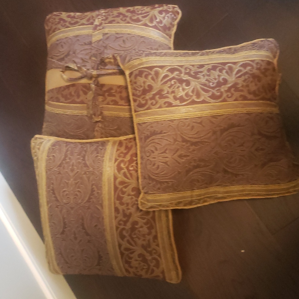 Elegant Croscill Brand Reversable Accent Pillow Set 17"x17"See Pics For Colors - Picture 4 of 5
